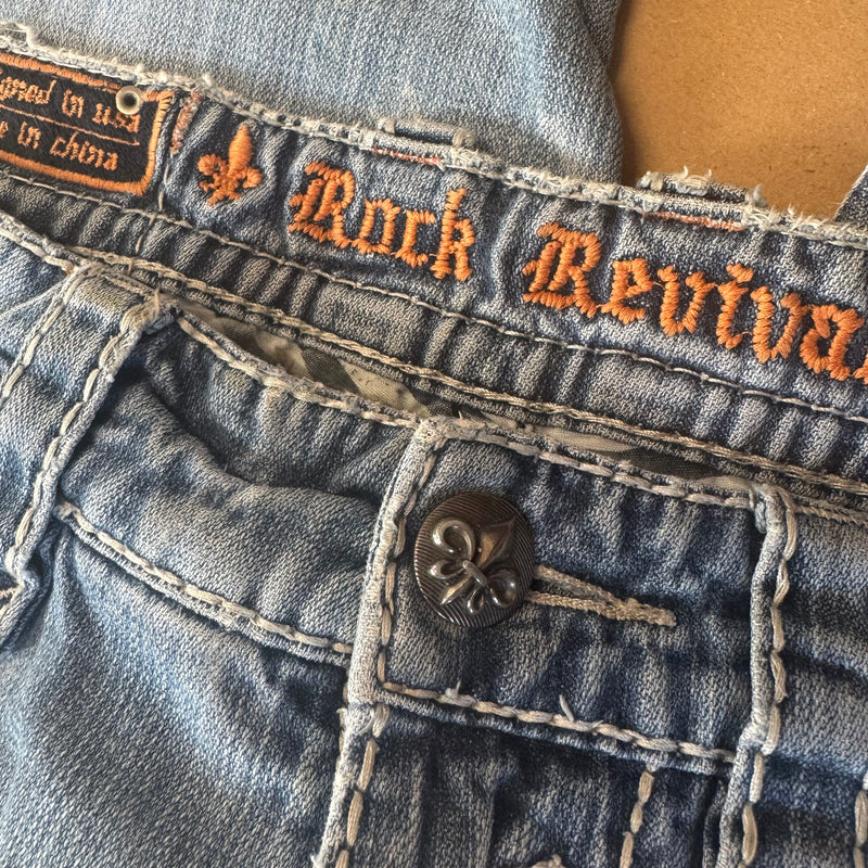 Detailansicht: Sourced limited accessories and clothes Rock Revival vintage ripped and embroidered denim jeans – Logo, Nähte oder Material