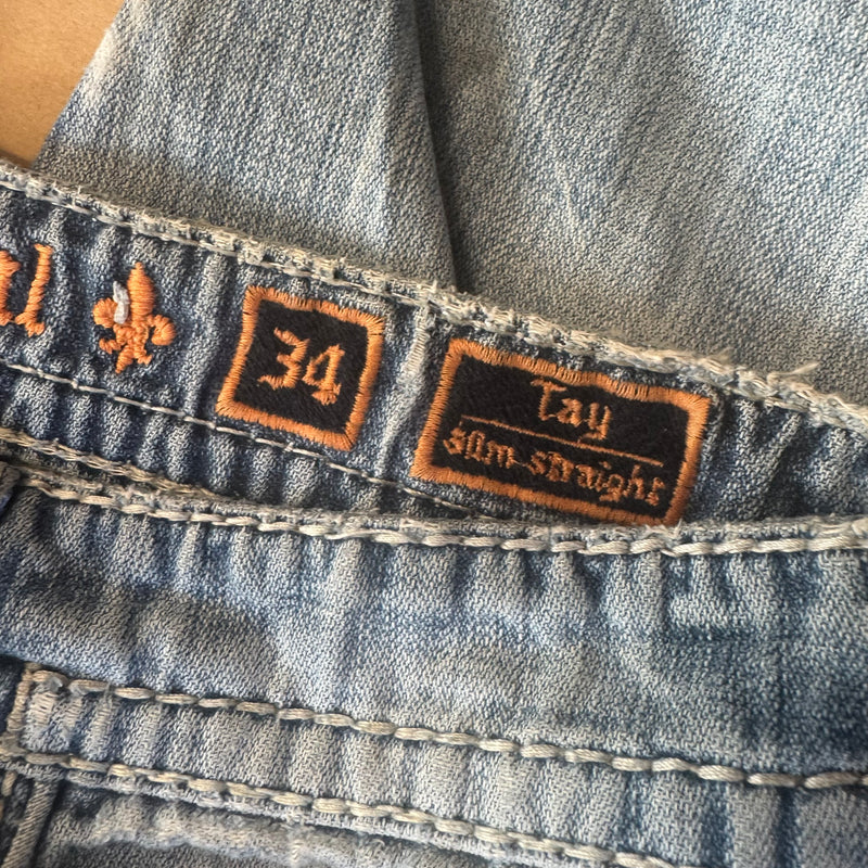 Detailansicht: Sourced limited accessories and clothes Rock Revival vintage ripped and embroidered denim jeans – Logo, Nähte oder Material