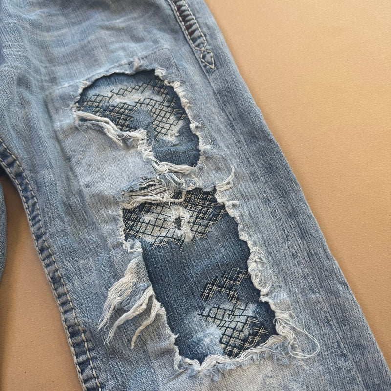 Detailansicht: Sourced limited accessories and clothes Rock Revival vintage ripped and embroidered denim jeans – Logo, Nähte oder Material