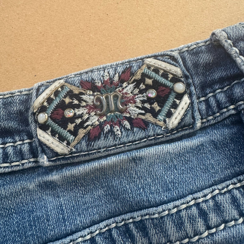 Detailansicht: Sourced limited accessories and clothes Miss Me embroidered vintage denim jeans – Logo, Nähte oder Material