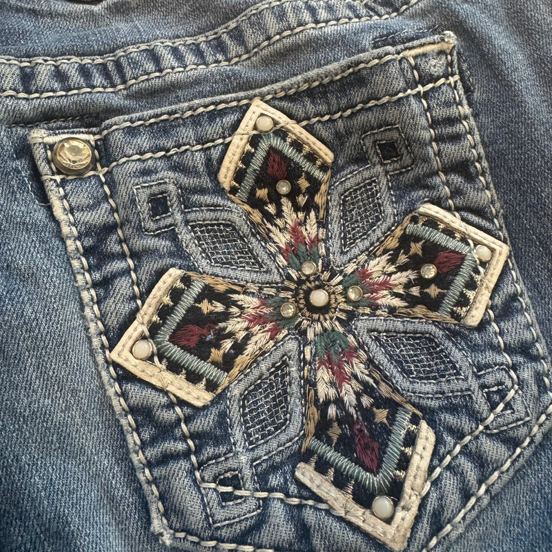 Detailansicht: Sourced limited accessories and clothes Miss Me embroidered vintage denim jeans – Logo, Nähte oder Material
