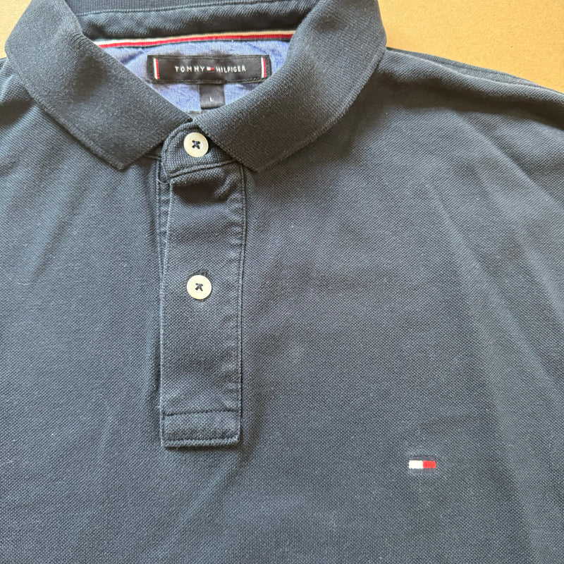 Detailansicht: Sourced limited accessories and clothes Tommy Hilfiger long-sleeve polo – Logo, Nähte oder Material