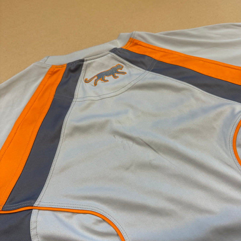 Detailansicht: Sourced limited accessories and clothes Airness Performance streetwear t-shirt – Logo, Nähte oder Material