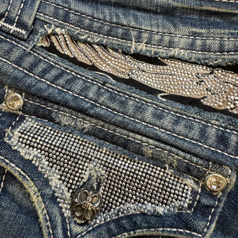 Detailansicht: Sourced limited accessories and clothes Y2K Miss Me vintage rhinestone shorts – Logo, Nähte oder Material
