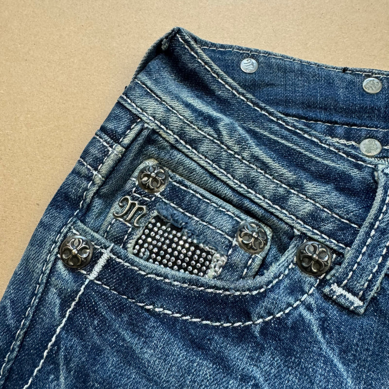 Detailansicht: Sourced limited accessories and clothes Y2K Miss Me vintage rhinestone shorts – Logo, Nähte oder Material