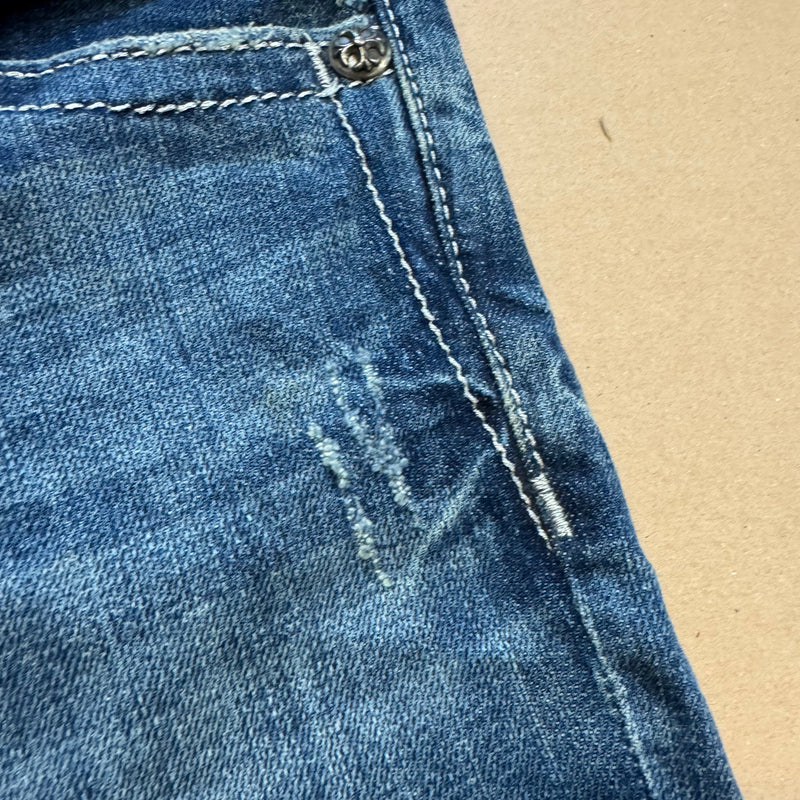 Detailansicht: Sourced limited accessories and clothes Y2K Miss Me vintage rhinestone shorts – Logo, Nähte oder Material