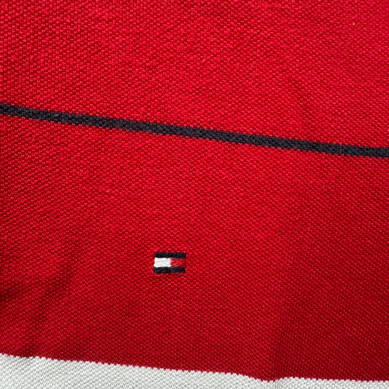 Detailansicht: Sourced limited accessories and clothes Tommy Hilfiger striped polo – Logo, Nähte oder Material