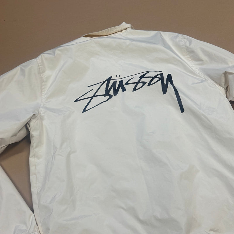Detailansicht: Sourced limited accessories and clothes Stüssy vintage cream raincoat – Logo, Nähte oder Material