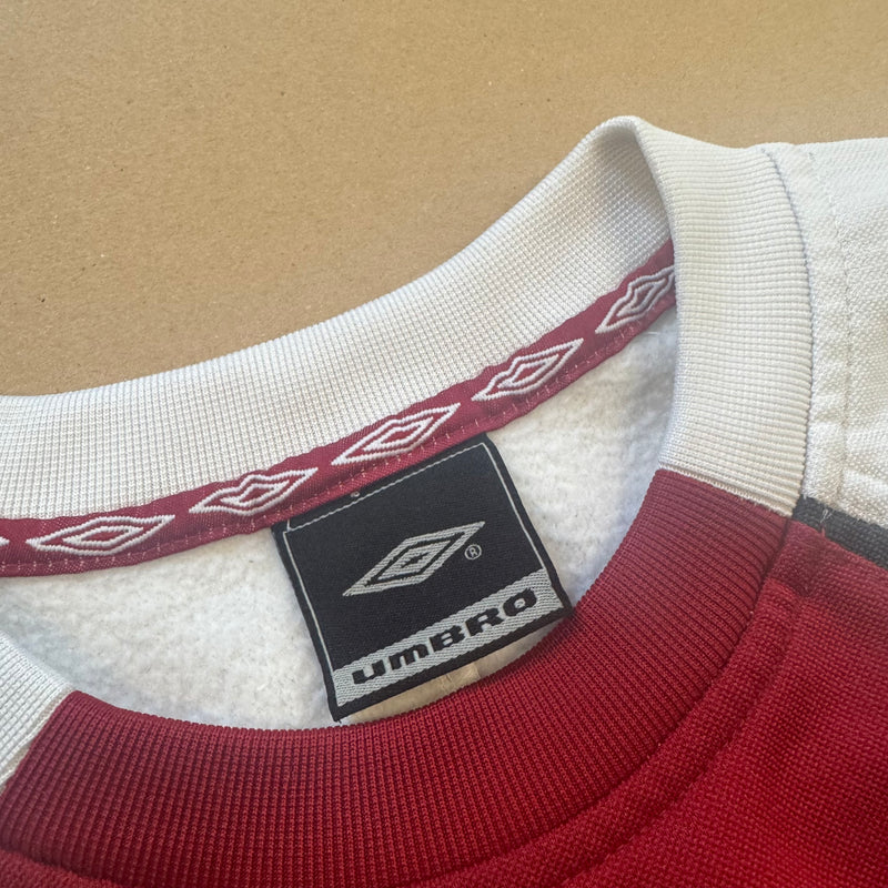 Detailansicht: Sourced limited accessories and clothes Umbro vintage red and white sweatshirt – Logo, Nähte oder Material