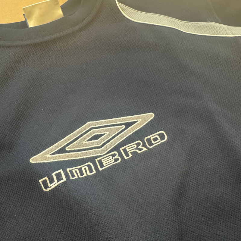 Detailansicht: Sourced limited accessories and clothes Vintage Umbro retro sweatshirt – Logo, Nähte oder Material