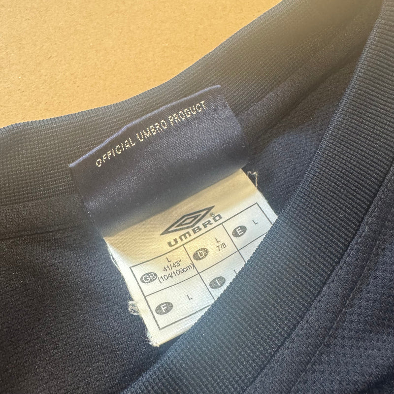 Detailansicht: Sourced limited accessories and clothes Vintage Umbro retro sweatshirt – Logo, Nähte oder Material