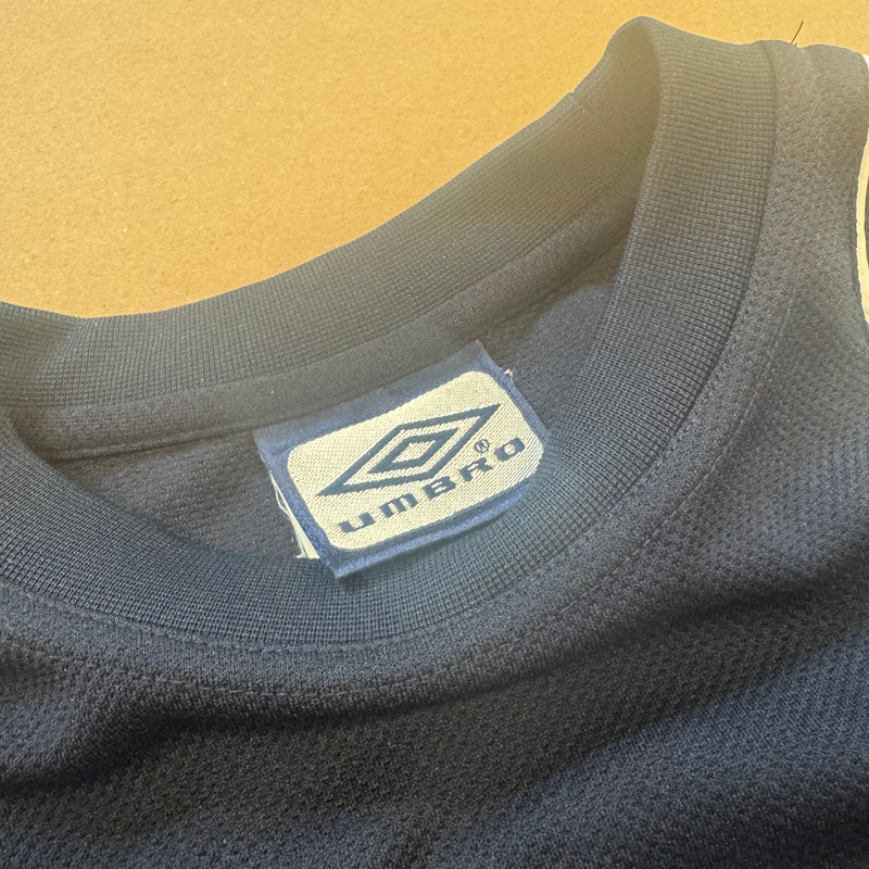 Detailansicht: Sourced limited accessories and clothes Vintage Umbro retro sweatshirt – Logo, Nähte oder Material