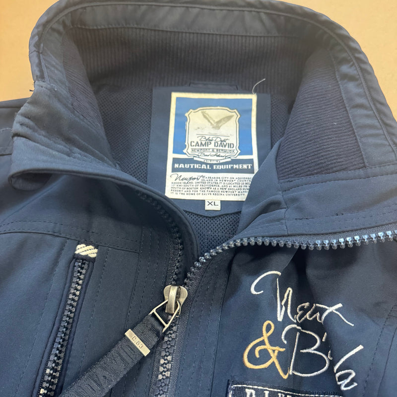 Detailansicht: Sourced limited accessories and clothes Camp David Newport Windbreaker – Logo, Nähte oder Material