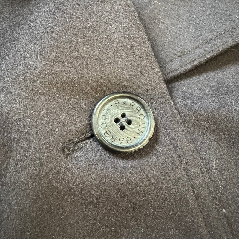 Detailansicht: Sourced limited accessories and clothes Barbour trench coat – Logo, Nähte oder Material