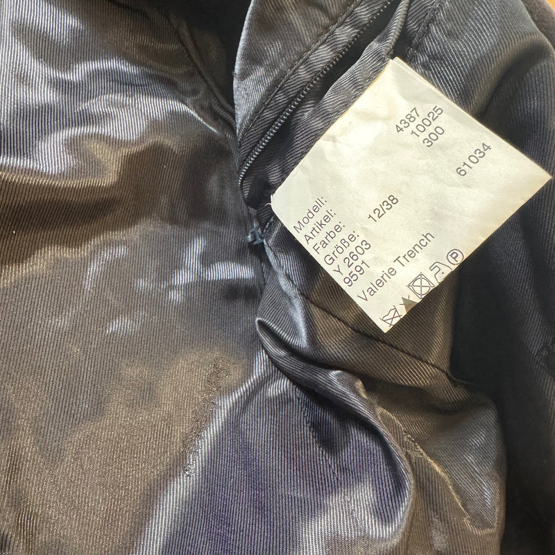 Detailansicht: Sourced limited accessories and clothes Barbour trench coat – Logo, Nähte oder Material