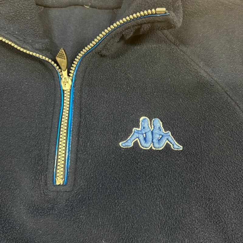 Detailansicht: Sourced limited accessories and clothes Kappa fluffy sweatshirt – Logo, Nähte oder Material