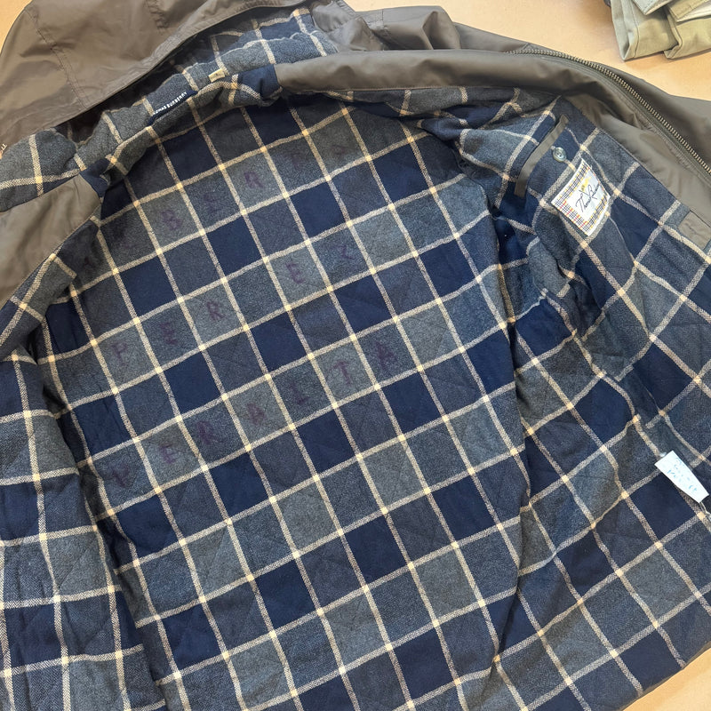 Detailansicht: Sourced limited accessories and clothes Thomas Burberry classic long rainjacket – Logo, Nähte oder Material