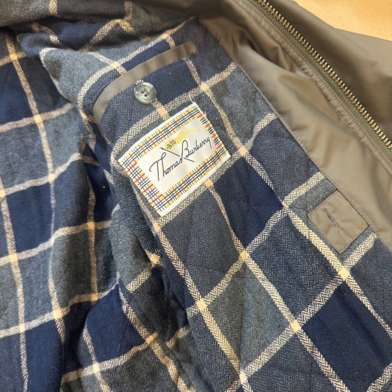 Detailansicht: Sourced limited accessories and clothes Thomas Burberry classic long rainjacket – Logo, Nähte oder Material