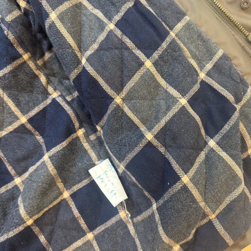 Detailansicht: Sourced limited accessories and clothes Thomas Burberry classic long rainjacket – Logo, Nähte oder Material