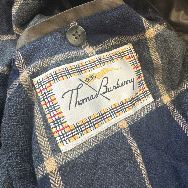 Detailansicht: Sourced limited accessories and clothes Thomas Burberry classic long rainjacket – Logo, Nähte oder Material