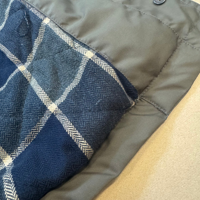 Detailansicht: Sourced limited accessories and clothes Thomas Burberry classic long rainjacket – Logo, Nähte oder Material