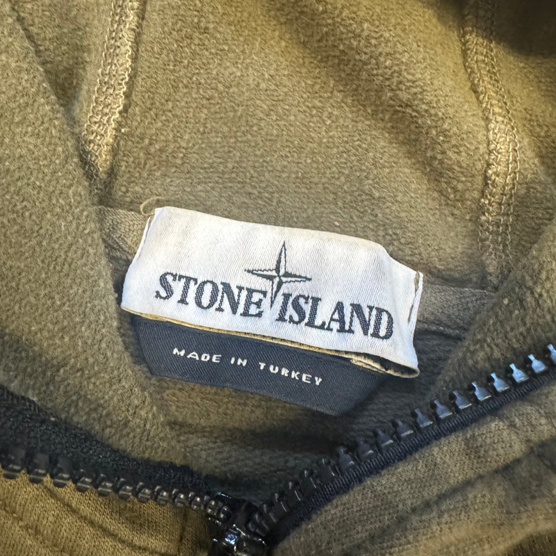 Detailansicht: Sourced limited accessories and clothes Stone Island olive-green zipped hoodie – Logo, Nähte oder Material