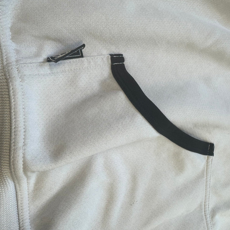 Detailansicht: Sourced limited accessories and clothes Streetwear style Airness white hoodie – Logo, Nähte oder Material