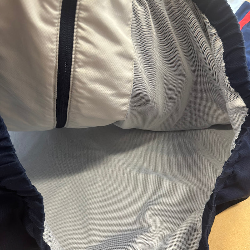 Detailansicht: Sourced limited accessories and clothes Sergio Tacchini blue track jacket – Logo, Nähte oder Material
