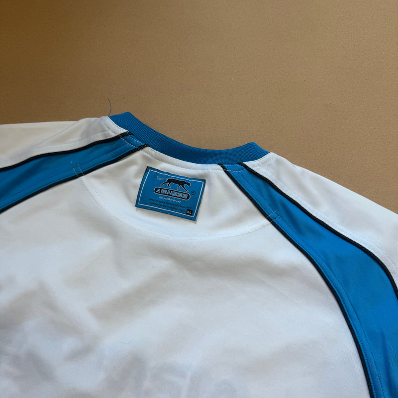 Detailansicht: Sourced limited accessories and clothes Airness football white streetwear t-shirt – Logo, Nähte oder Material