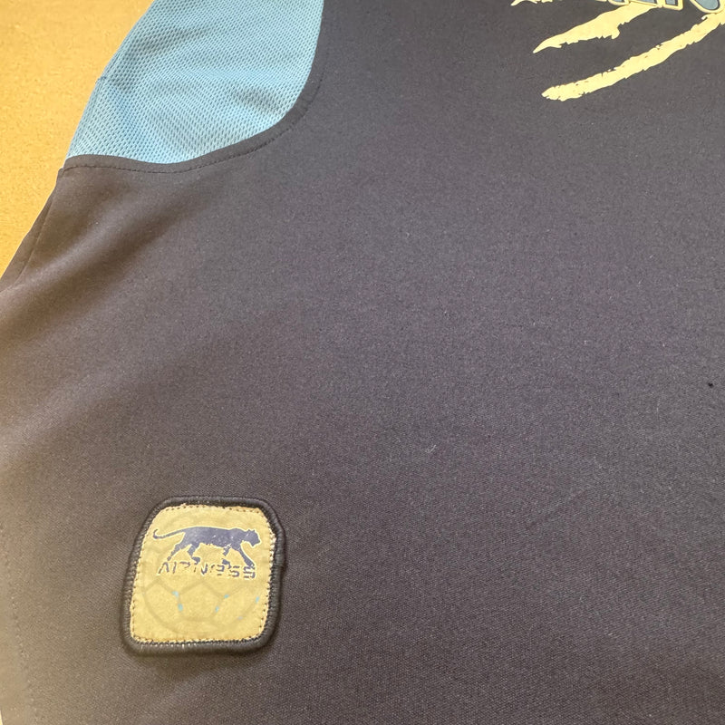 Detailansicht: Sourced limited accessories and clothes Airness blue streetwear t-shirt – Logo, Nähte oder Material