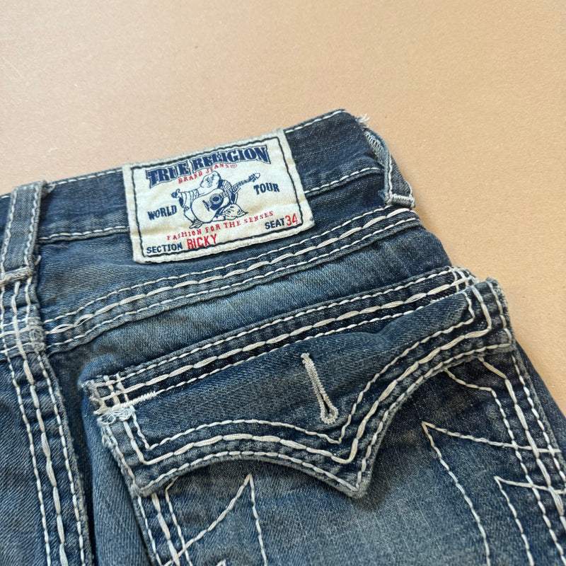 Detailansicht: Sourced limited accessories and clothes True Religion ripped & reworked jeans – Logo, Nähte oder Material