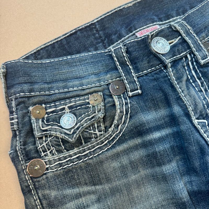 Detailansicht: Sourced limited accessories and clothes True Religion ripped & reworked jeans – Logo, Nähte oder Material