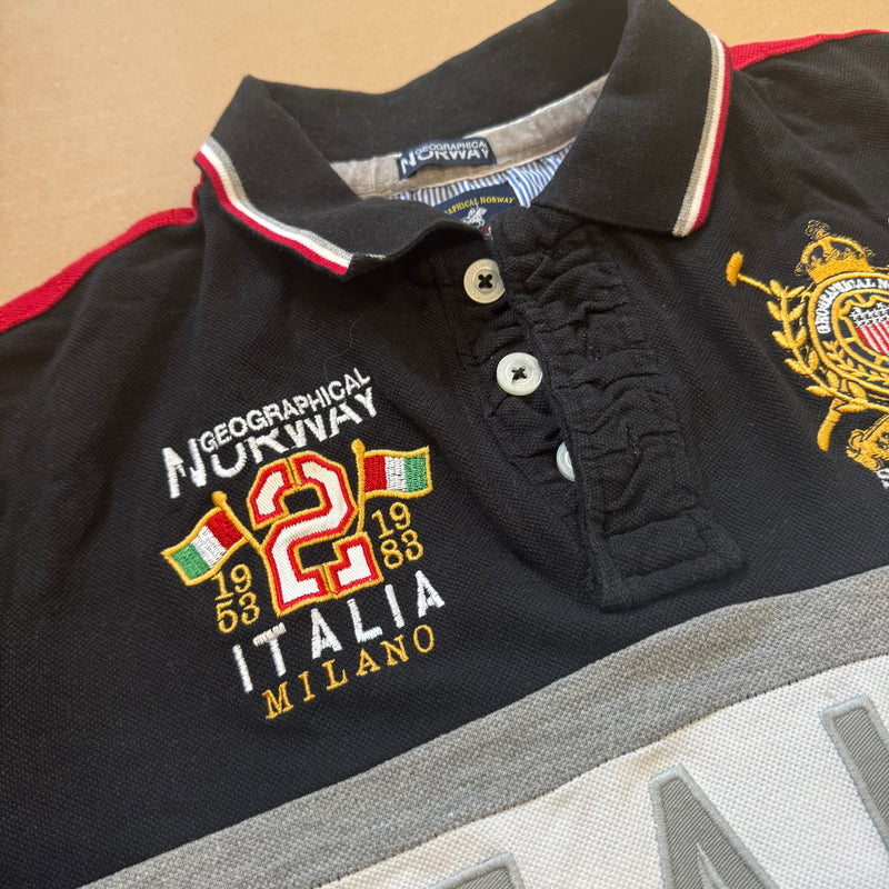 Detailansicht: Sourced limited accessories and clothes Vintage Italia Milano embroidered polo – Logo, Nähte oder Material