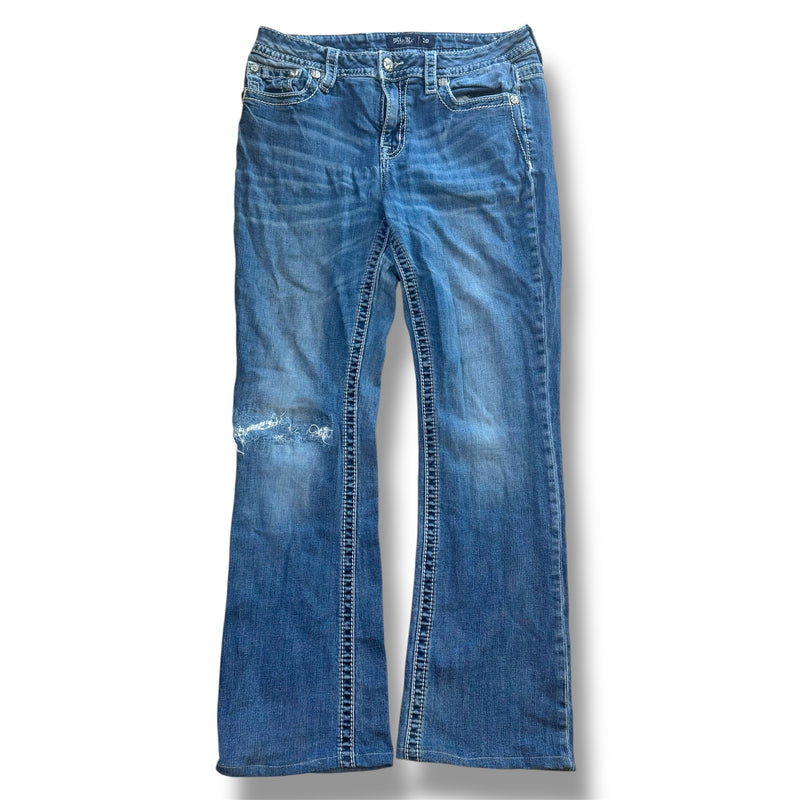 Detailansicht: Sourced limited accessories and clothes Miss Me embroidered vintage denim jeans – Logo, Nähte oder Material
