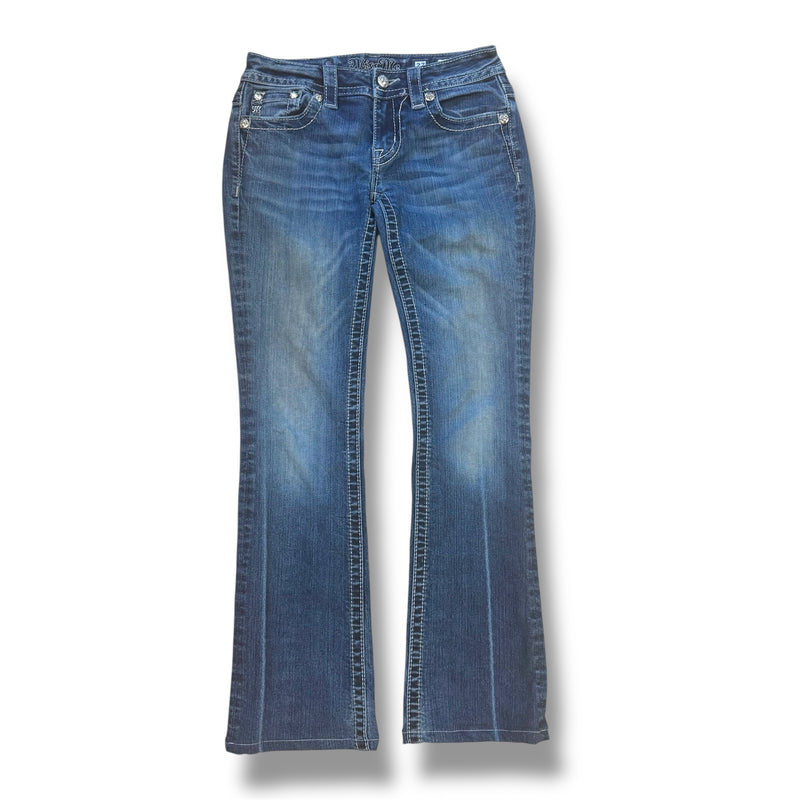 Detailansicht: Sourced limited accessories and clothes Miss Me Y2K low waist wide leg jeans – Logo, Nähte oder Material