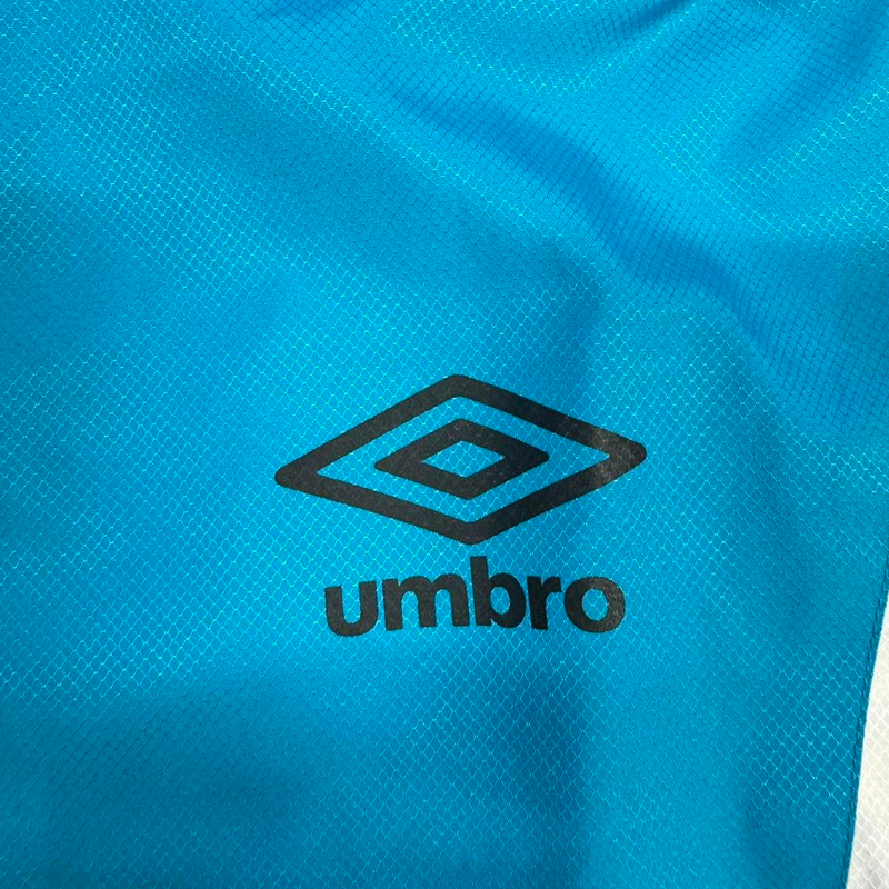 Detailansicht: Sourced limited accessories and clothes Umbro raincoat blue – Logo, Nähte oder Material