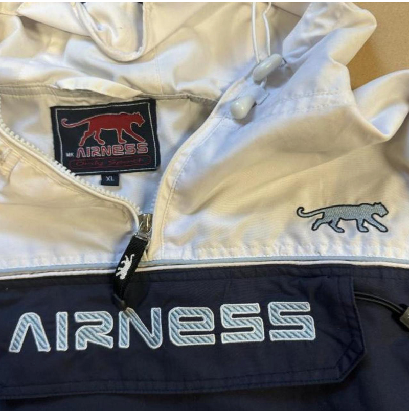Detailansicht: Sourced limited accessories and clothes Airness raincoat – Logo, Nähte oder Material