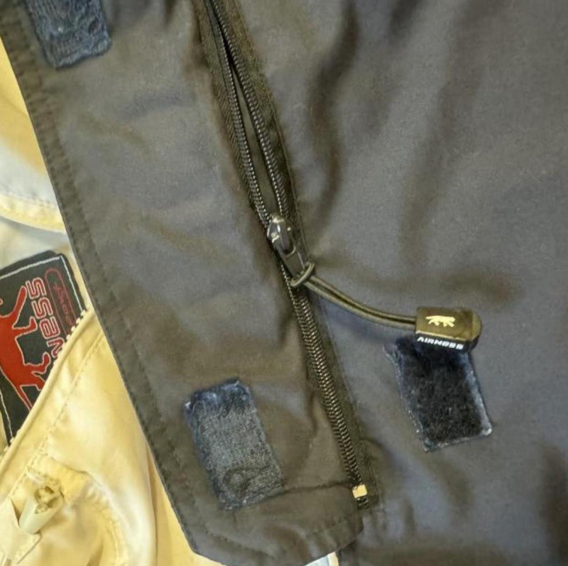 Detailansicht: Sourced limited accessories and clothes Airness raincoat – Logo, Nähte oder Material
