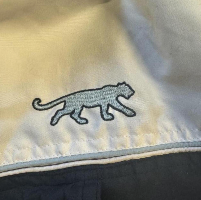 Detailansicht: Sourced limited accessories and clothes Airness raincoat – Logo, Nähte oder Material