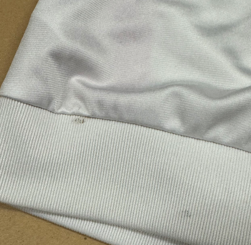 Detailansicht: Sourced limited accessories and clothes Adidas streetwear style track jacket in white – Logo, Nähte oder Material