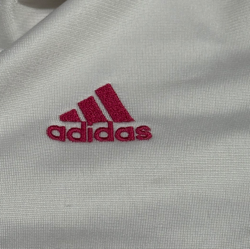 Detailansicht: Sourced limited accessories and clothes Adidas streetwear style track jacket in white – Logo, Nähte oder Material