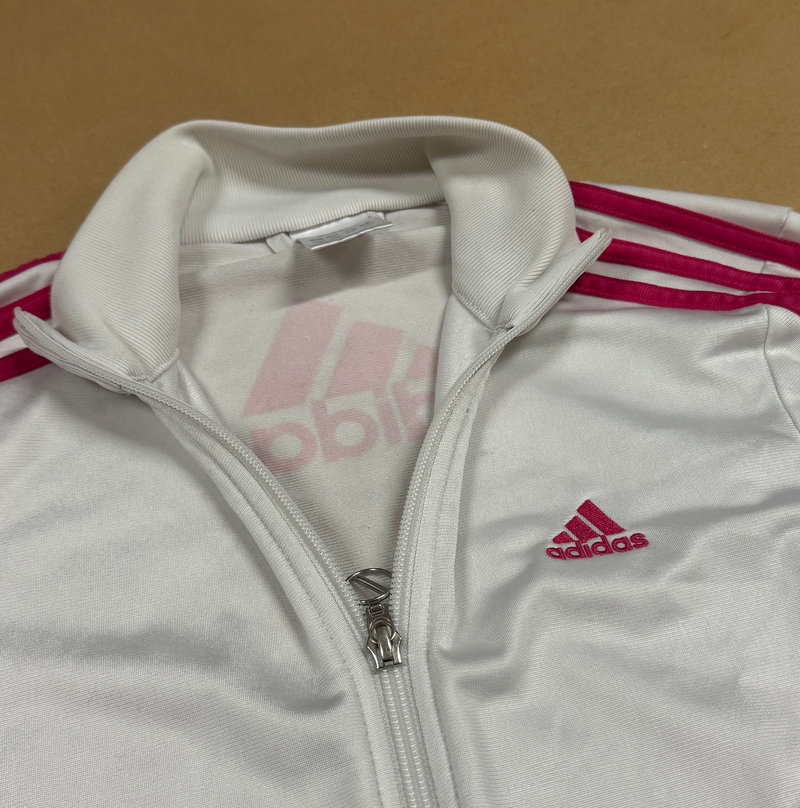 Detailansicht: Sourced limited accessories and clothes Adidas streetwear style track jacket in white – Logo, Nähte oder Material