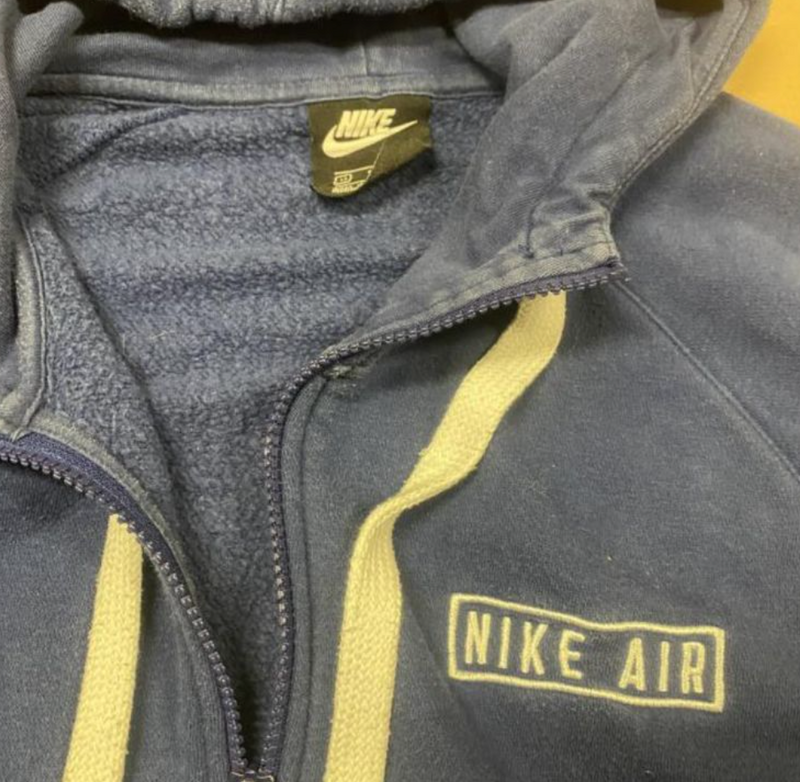 Detailansicht: Sourced limited accessories and clothes Nike Air zip-up hoodie vintage – Logo, Nähte oder Material