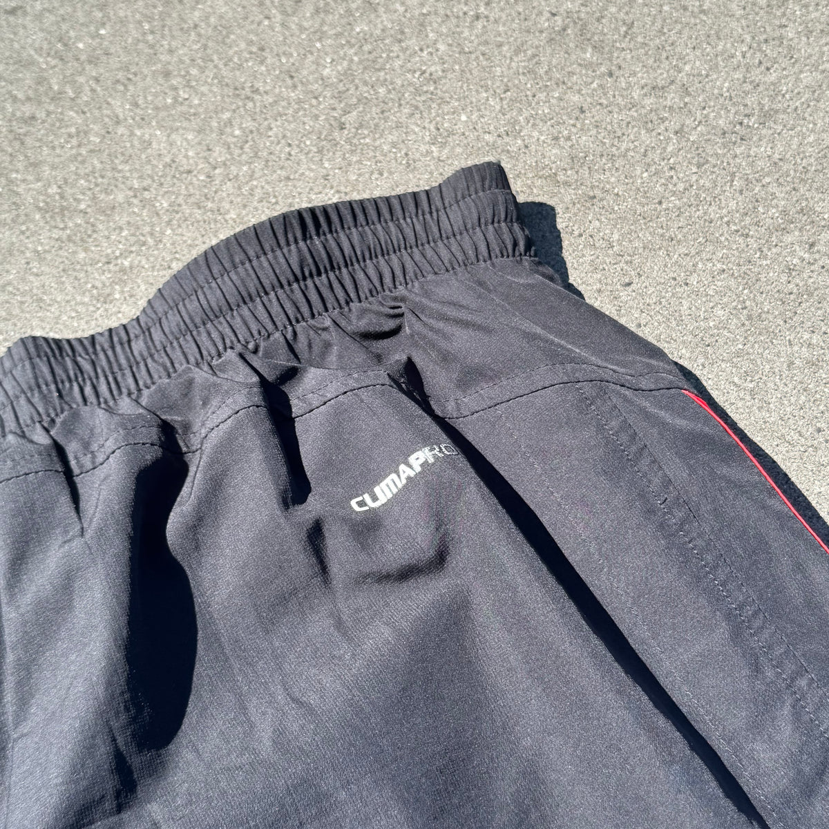 Adidas baggy black track pants – Close-up 4