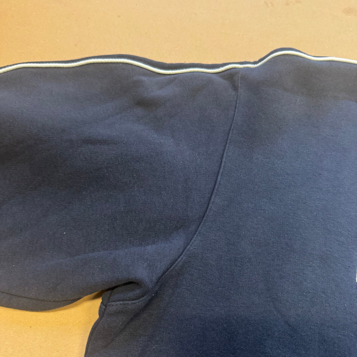 Adidas vintage 90s blue sweatshirt – Close-up 3
