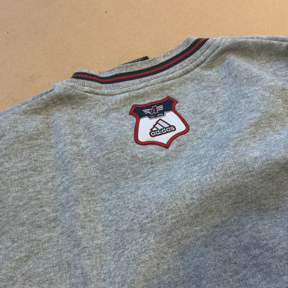 Adidas vintage 90s grey sweatshirt – Close-up 3