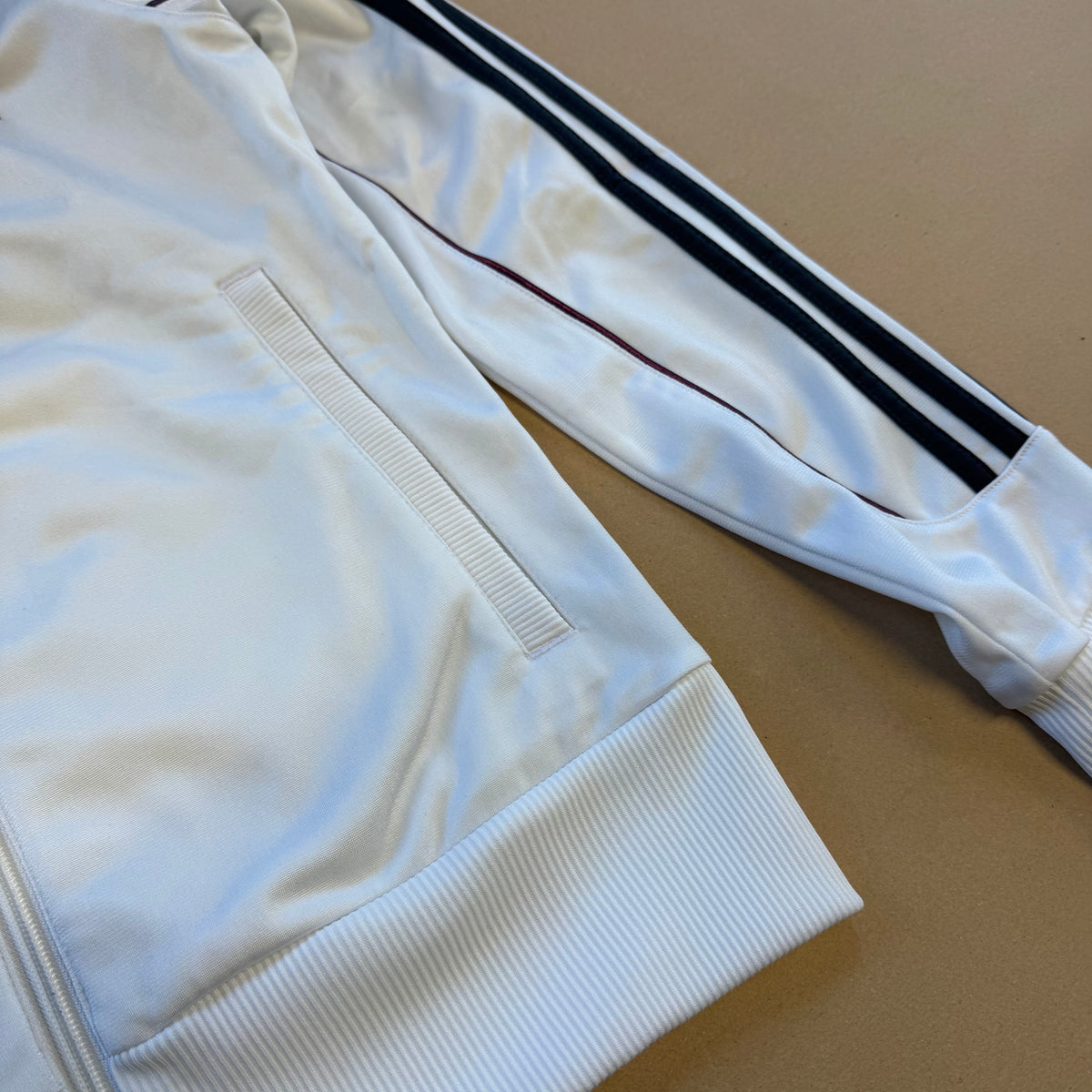 Adidas vintage y2k white track jacket – Close-up 3