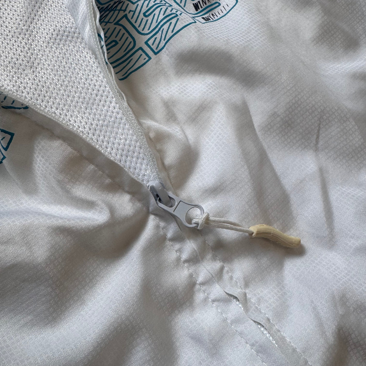 Airness streetwear 00s white track set – Close-up 4