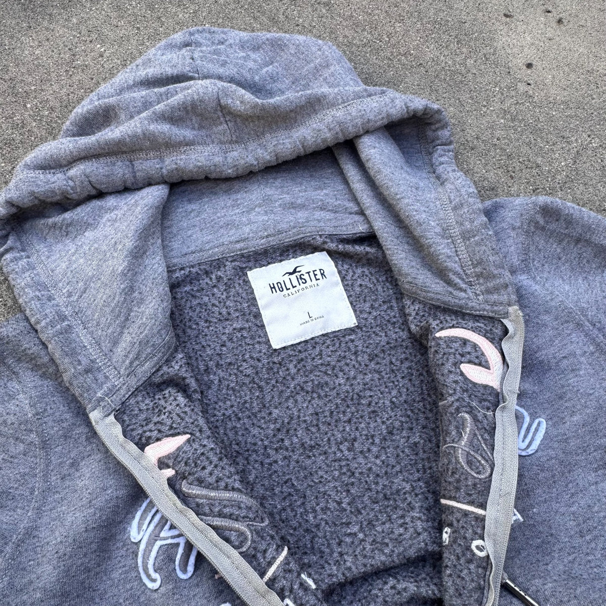 Hollister Y2K grey zip hoodie – Close-up 2