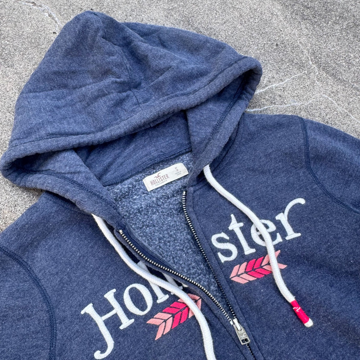 Hollister Y2K retro zip hoodie – Close-up 2